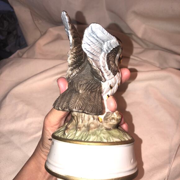 Vintage Owl Music Box Figurine Plays Some Enchanted Evening - Picture 5 of 7